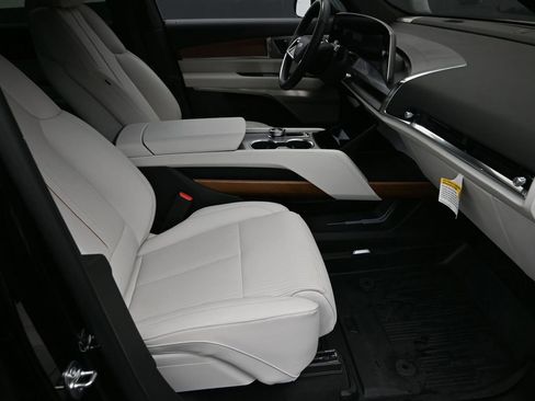 Used 2026 Cadillac Vistiq Luxury w/ LPO, Floor Liner Package image 7