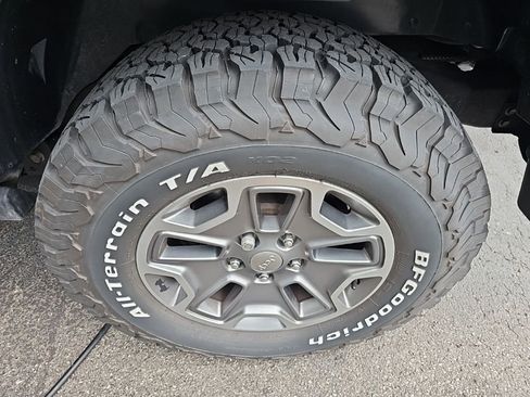 Used 2018 Jeep Wrangler Rubicon w/ Connectivity Group AWD/4WD image 6