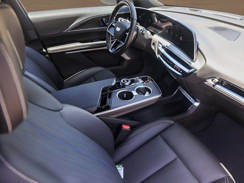 Certified 2024 Cadillac Lyriq Luxury AWD/4WD image 27