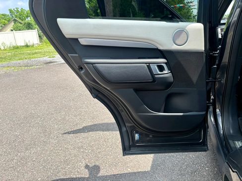Used 2022 Land Rover Discovery S R-Dynamic AWD/4WD image 12