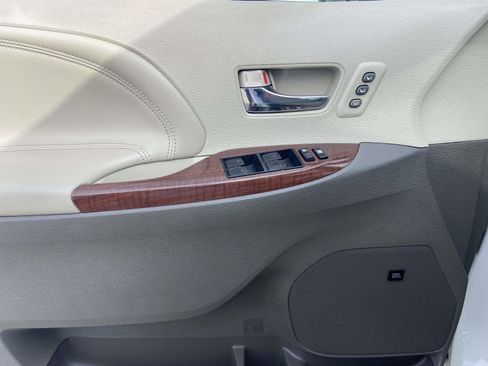 Used 2013 Toyota Sienna Limited image 20