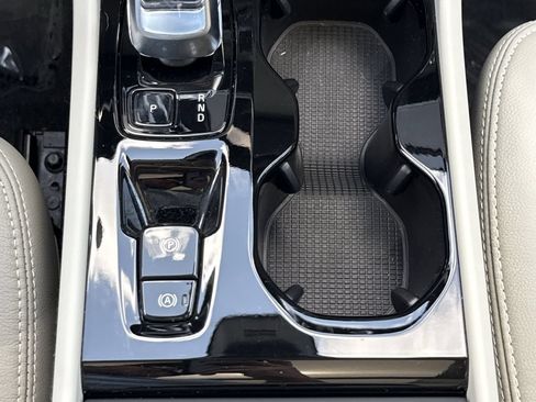 Certified 2024 Volvo XC40 B5 Plus AWD/4WD image 23