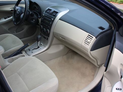 Used 2011 Toyota Corolla LE FWD image 13