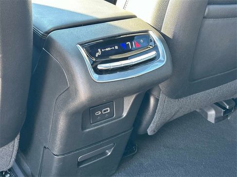 Used 2025 Cadillac XT6 Luxury image 18