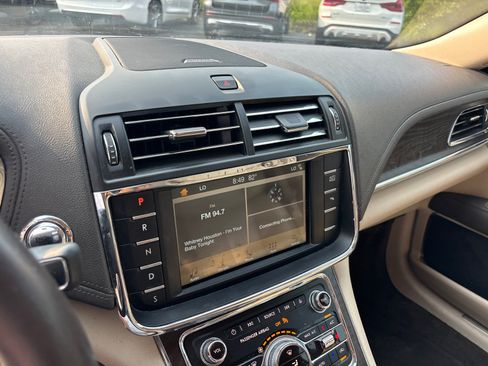 Used 2017 Lincoln Continental Premiere FWD image 19