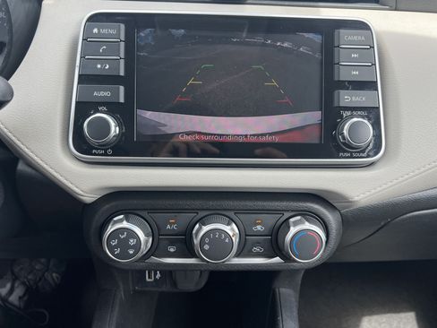 Used 2022 Nissan Versa SV FWD image 2