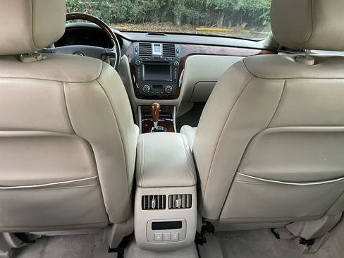 Used 2008 Cadillac DTS Luxury II image 27