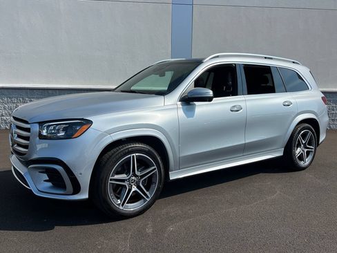 Used 2025 Mercedes-Benz GLS 450 4MATIC w/ AMG Line Exterior image 2