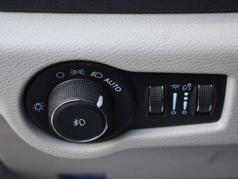 Used 2023 Chrysler Pacifica Limited AWD/4WD image 28