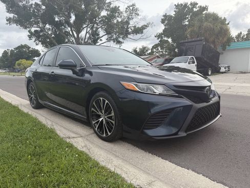 Used 2020 Toyota Camry SE FWD image 2