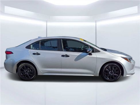 Used 2022 Toyota Corolla LE FWD image 2