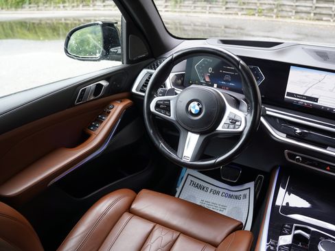 Used 2024 BMW X5 xDrive40i w/ M Sport Package AWD/4WD image 25