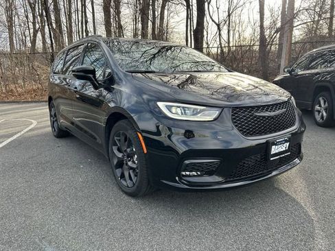 New 2026 Chrysler Pacifica Select image 2