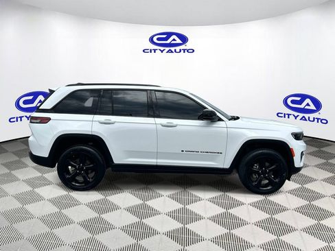 Used 2024 Jeep Grand Cherokee Altitude AWD/4WD image 2