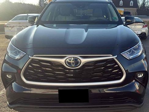 Used 2023 Toyota Highlander Bronze Edition image 2
