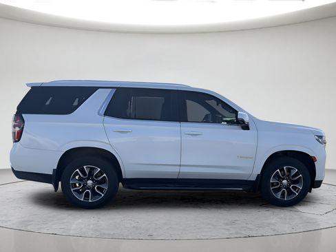 Used 2022 Chevrolet Tahoe LT w/ Luxury Package AWD/4WD image 2