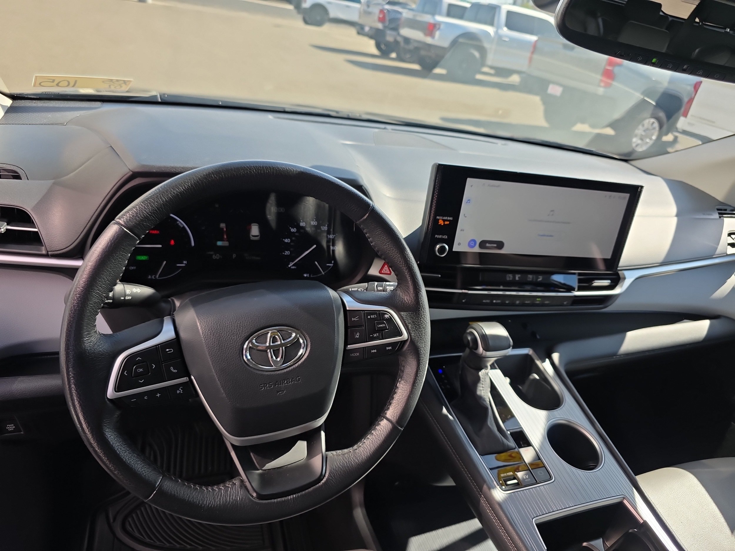 Used 2025 Toyota Sienna XLE FWD image 3