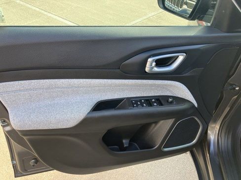 Certified 2023 Jeep Compass Latitude w/ Convenience Group image 9