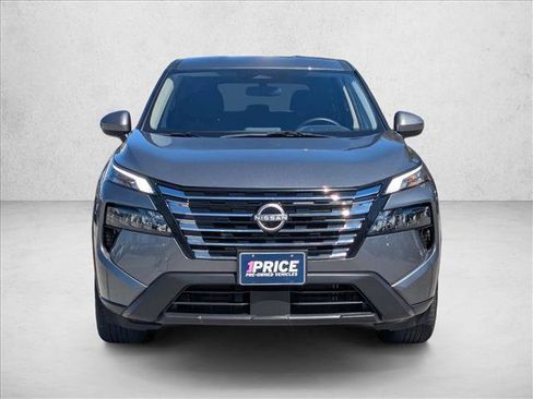 Used 2025 Nissan Rogue SV image 2