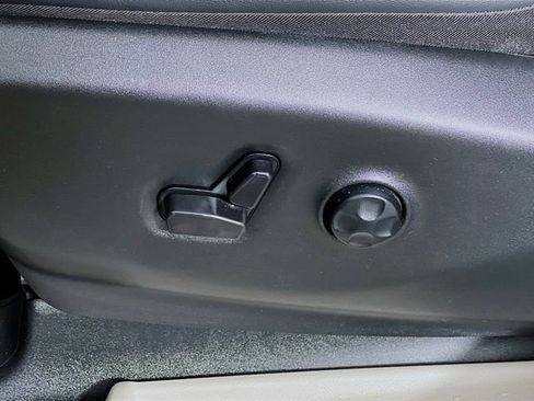 Used 2024 Chrysler Pacifica Touring-L image 11