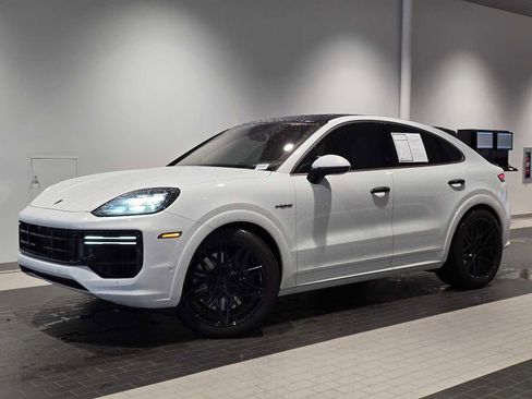 Used 2025 Porsche Cayenne Turbo image 1