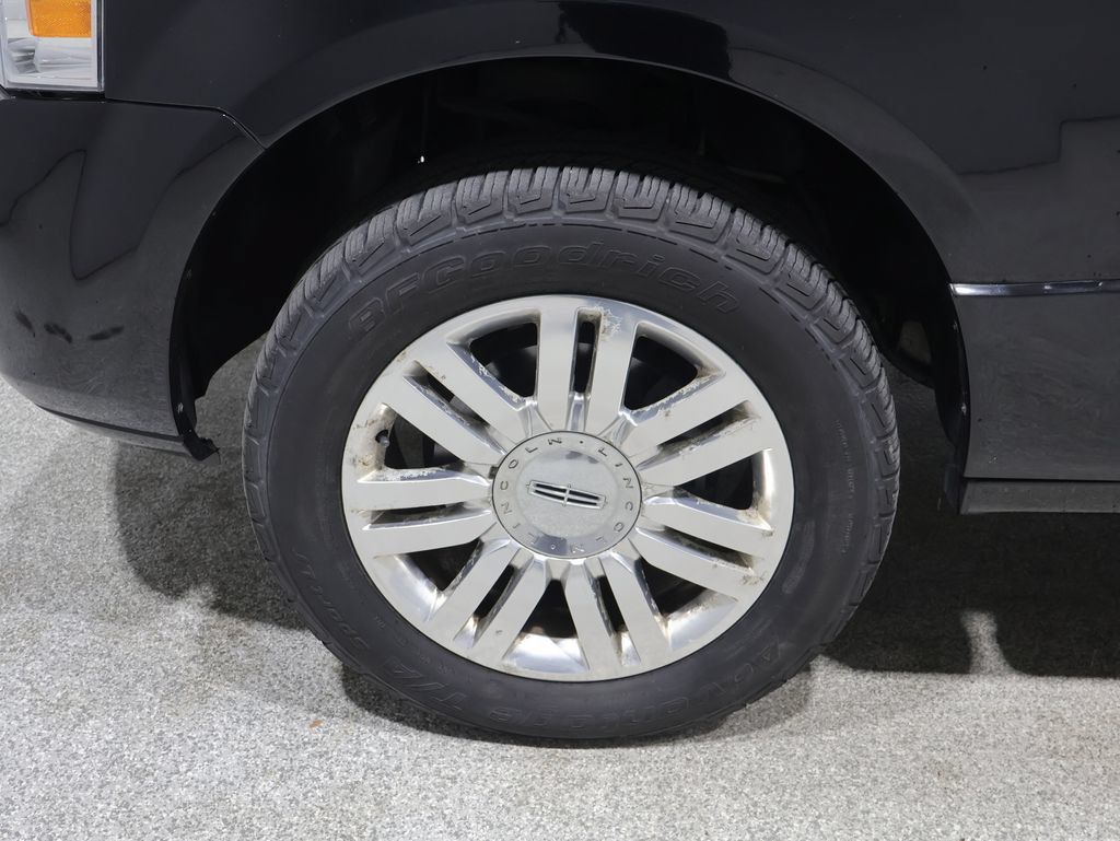 Used 2012 Lincoln Navigator 4WD image 17
