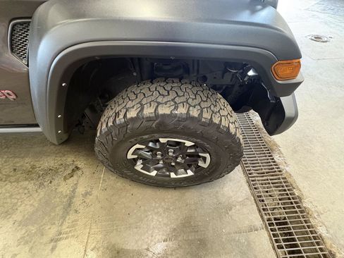 Used 2025 Jeep Wrangler Unlimited Rubicon AWD/4WD image 13