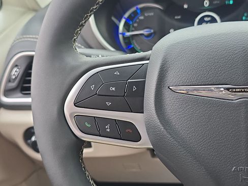 Used 2024 Chrysler Pacifica Limited FWD image 28