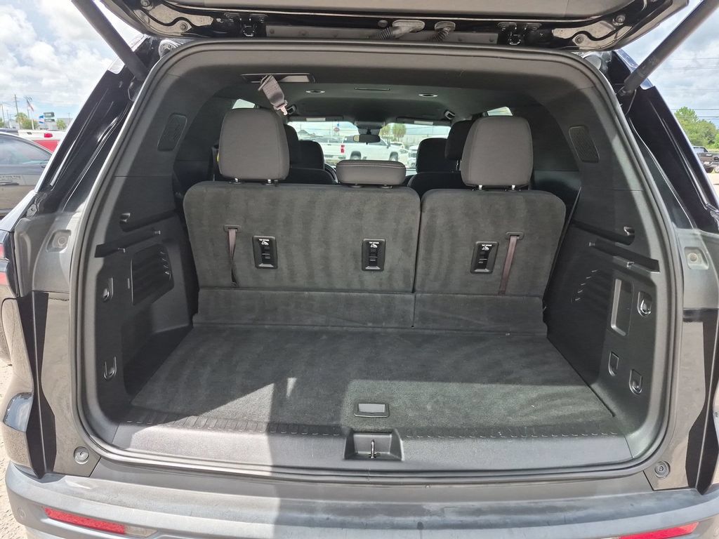 Used 2025 Chevrolet Traverse LT FWD image 28