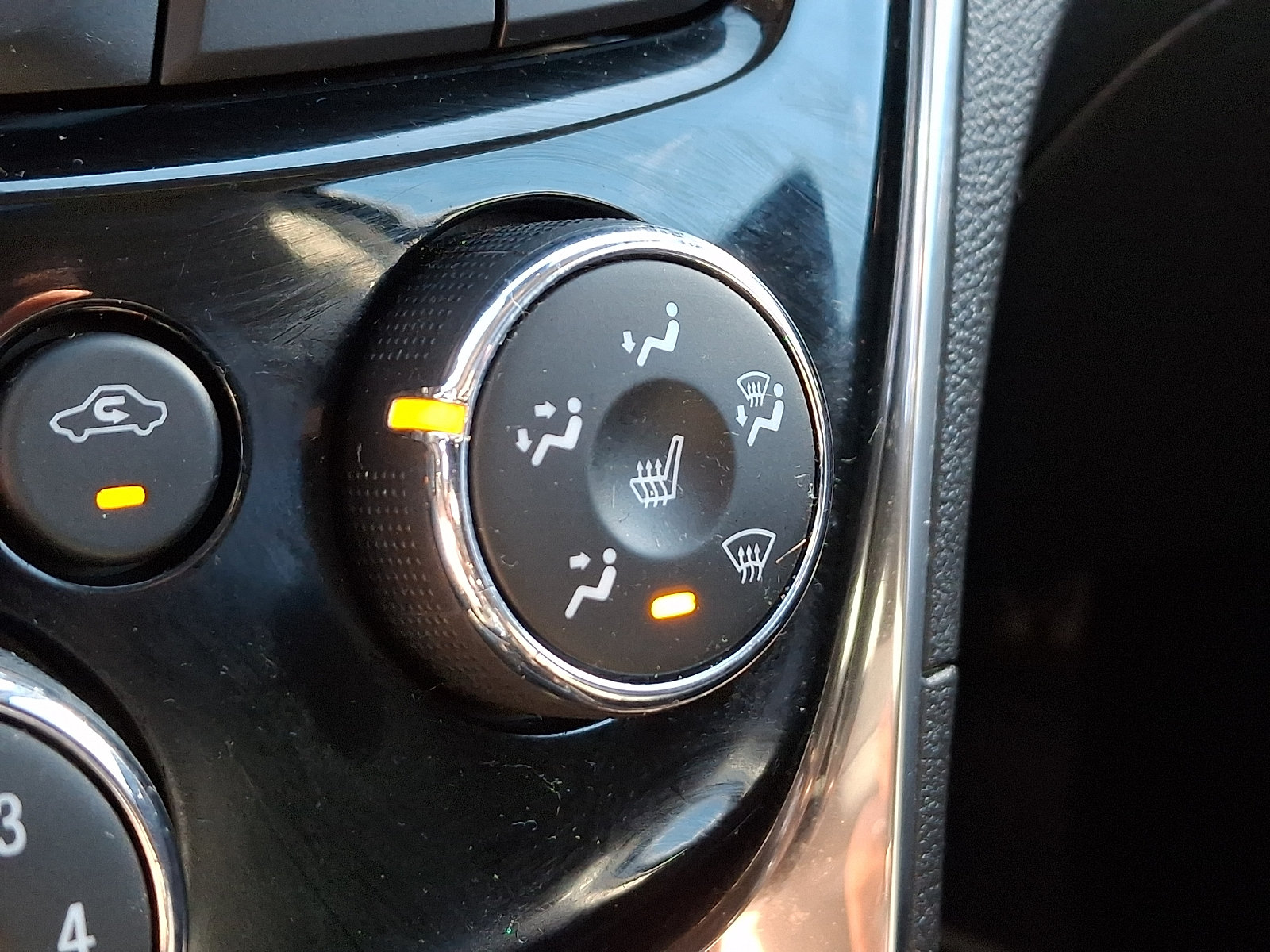 Used 2018 Chevrolet Trax Premier w/ Midnight Edition FWD image 25