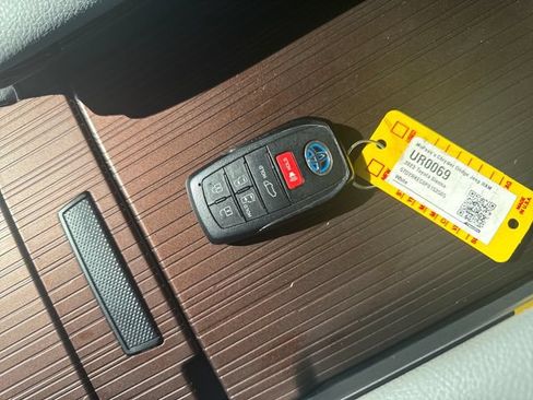 Used 2023 Toyota Sienna XLE FWD image 15