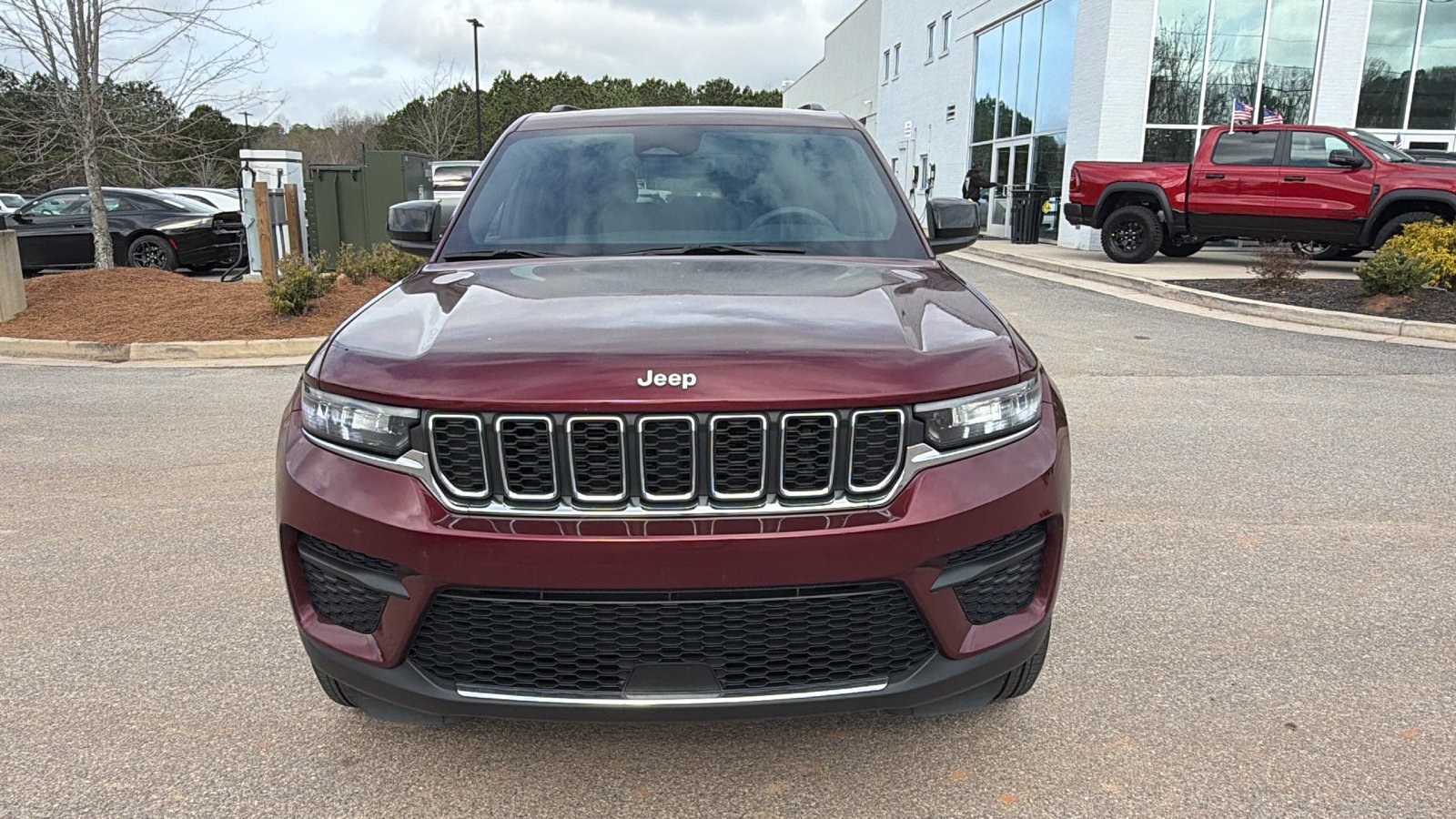 Used 2024 Jeep Grand Cherokee Laredo X AWD/4WD image 3
