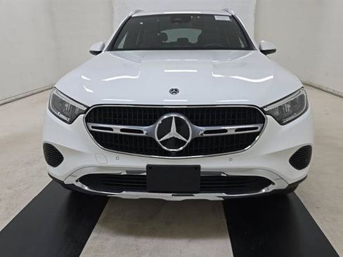 Used 2025 Mercedes-Benz GLC 350e 4MATIC image 2