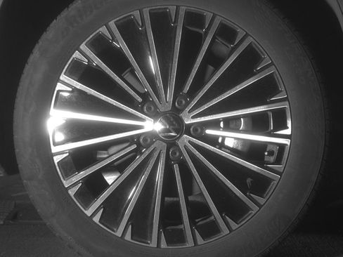 Used 2025 Volkswagen Taos SE image 13