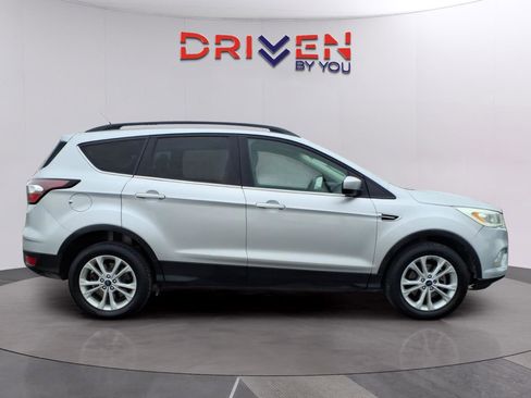 Used 2017 Ford Escape SE w/ Equipment Group 201A image 8
