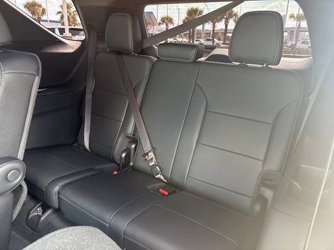 Used 2025 Chevrolet Traverse LT FWD image 23