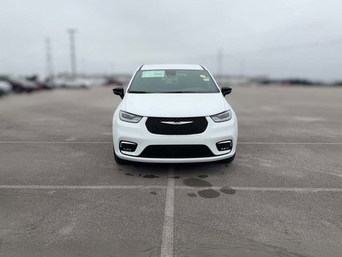 New 2026 Chrysler Pacifica Select image 2