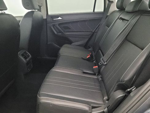 Used 2022 Volkswagen Tiguan SE w/ Panoramic Sunroof Package AWD/4WD image 18