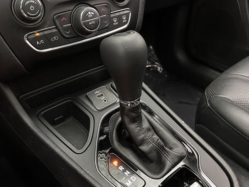 Used 2019 Jeep Cherokee Limited w/ Technology Group FWD image 17