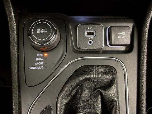 Used 2019 Jeep Cherokee Latitude Plus w/ Cold Weather Group AWD/4WD image 28