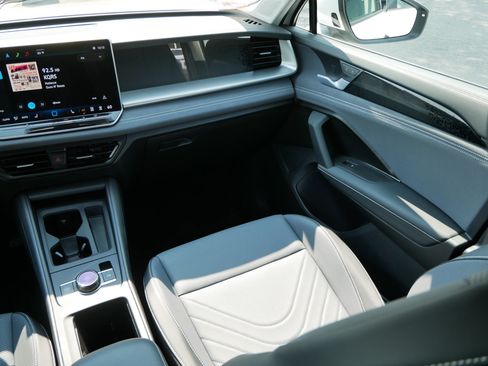 Certified 2025 Volkswagen Tiguan SE AWD/4WD image 11