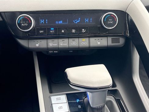 Used 2025 Hyundai Elantra Limited image 16