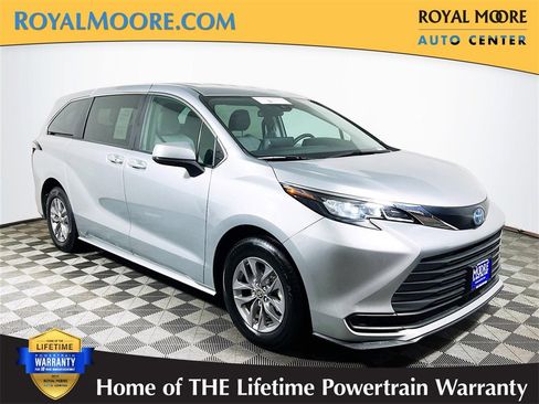 Certified 2024 Toyota Sienna LE image 1