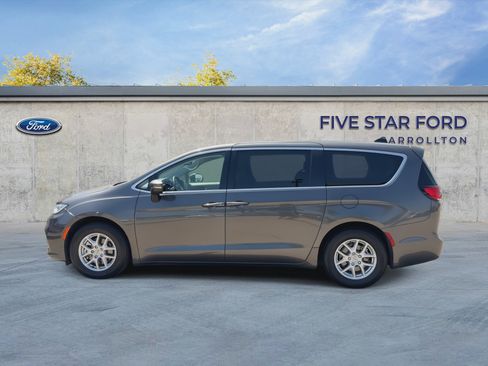 Used 2023 Chrysler Pacifica Touring-L FWD image 5