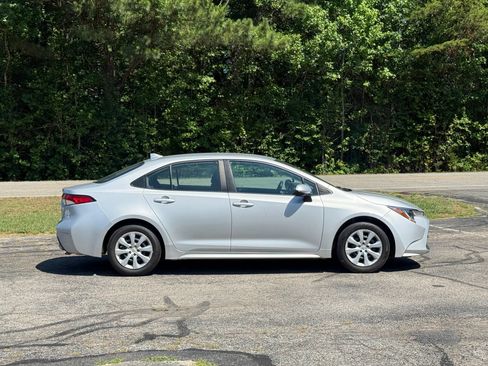 Used 2022 Toyota Corolla LE FWD image 3