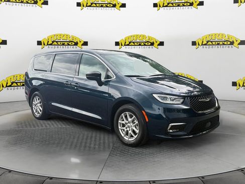 Used 2024 Chrysler Pacifica Touring-L FWD image 7