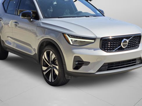 Used 2023 Volvo XC40 B5 Plus image 11