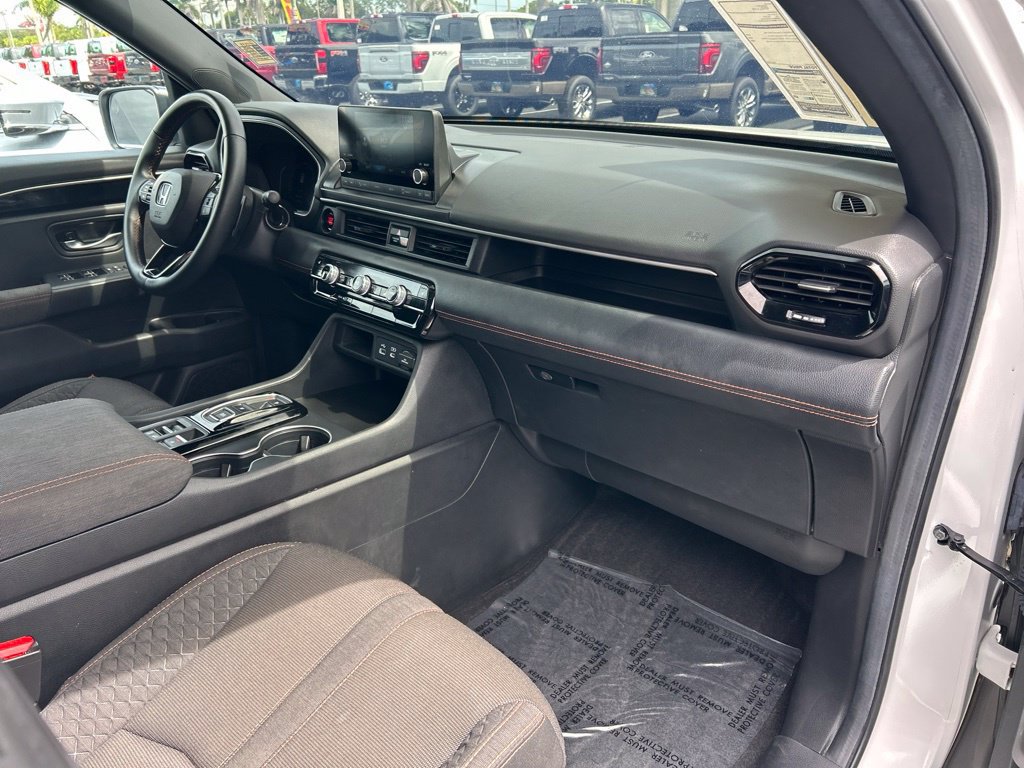 Used 2025 Honda Pilot Sport image 41