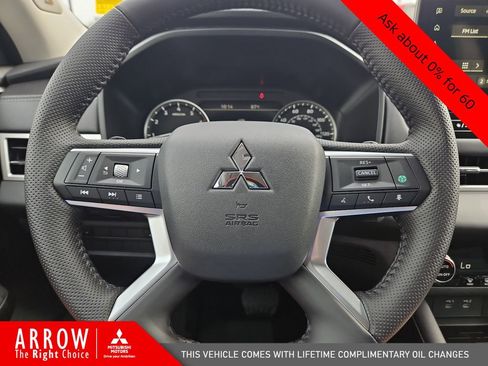 New 2025 Mitsubishi Outlander SE image 27