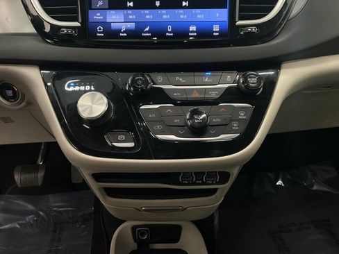 Used 2023 Chrysler Pacifica Touring-L FWD image 20
